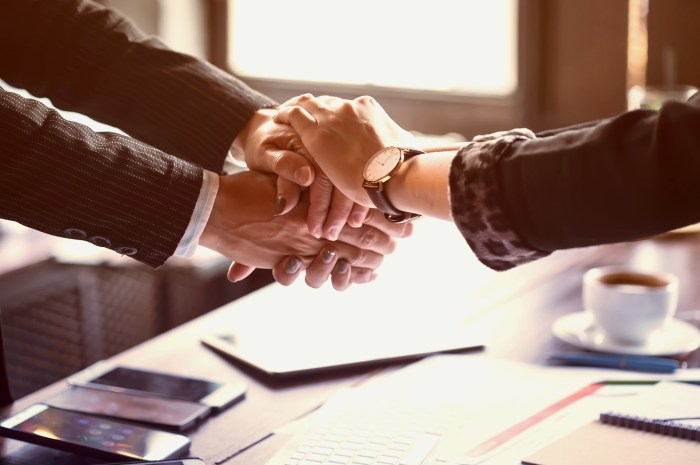 How to Build Trust: 7 Ways to Strengthen Relationships