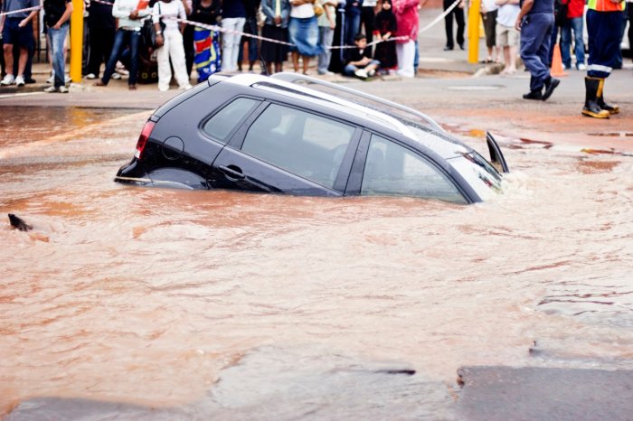 Sinking car escape safely hardy tracy article Sinking car escape safely hardy tracy article